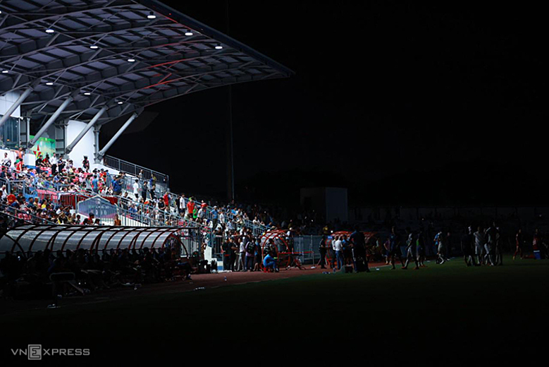 Trận đấu V-League bị gián đoạn vì mất điện - VnExpress Thể thao