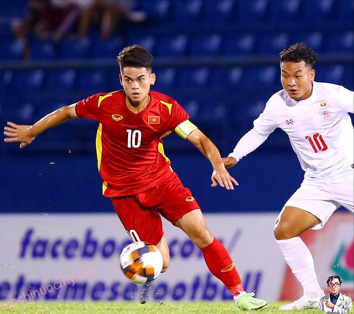 Khuất Văn Khang (trái) có tên trong danh sách chuẩn bị tham dự VCK U23 châu Á 2024 - Ảnh: HOÀNG TÙNG