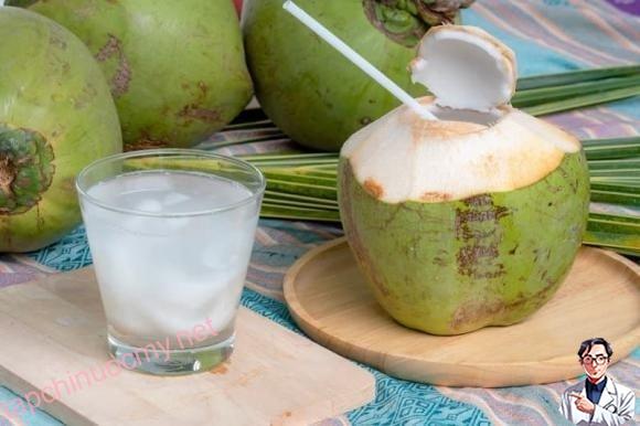Nước dừa có nhiều carb và chất béo, nên uṓng vào tṓi muộn có thể gȃy khó tiêu và ảnh hưởng tới giấc nɡủ.