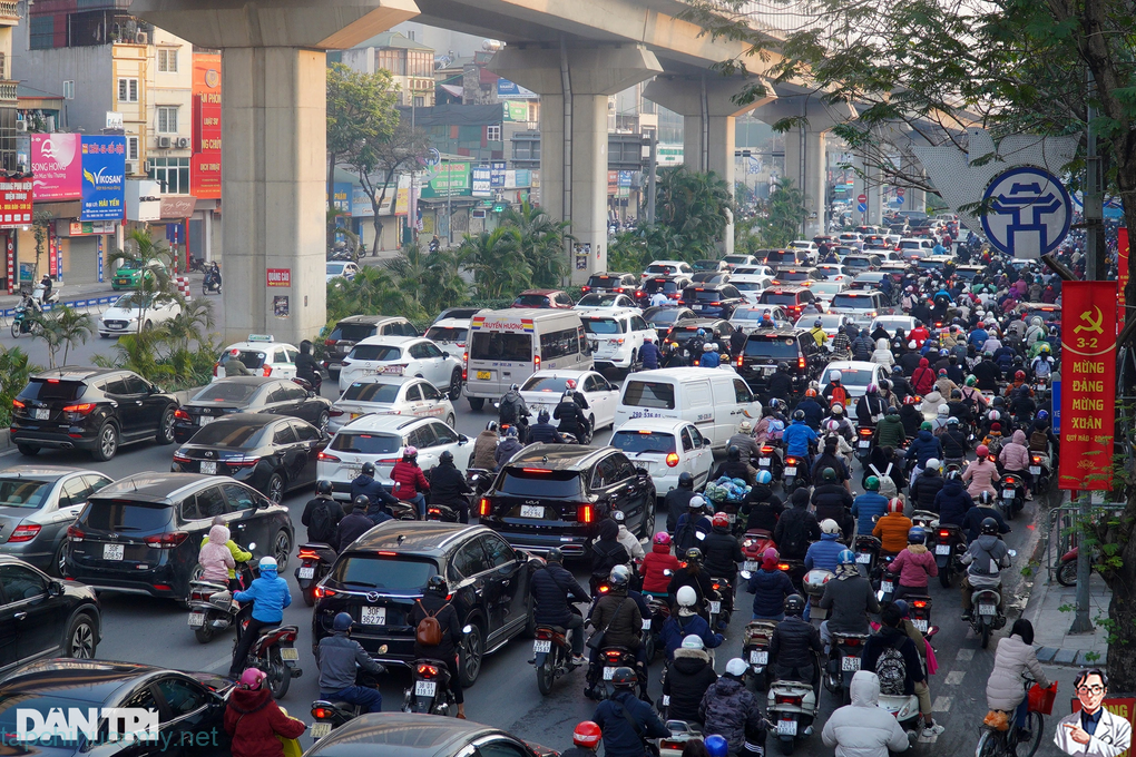 Nghiên cứu bỏ đèn đỏ, thu hẹp vỉa hè để giảm ùn tắc giao thông - 1