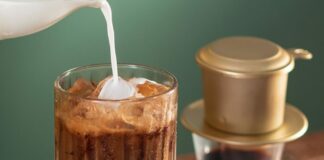 Rùng mình: Thói quen uống cà phê này khiến bạn nuốt 1000+ hạt vi nhựa mỗi lần