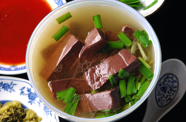 Tiết lợn luộc giúp phụ nữ bổ máu, trẻ hóa cơ thể nhưng đừng mắc 5 sai lầm nghiêm trọng này khi ăn - Ảnh 2.
