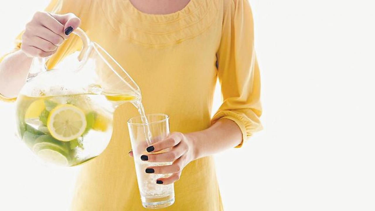 Uống chanh để giữ nước cho hệ bạch huyết và cấp nước cho cơ thể