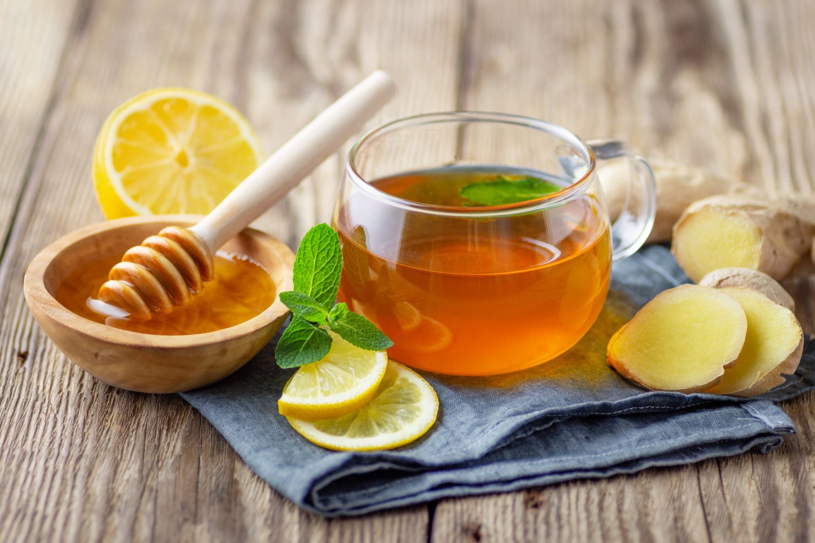 Nước chanh pha mật ong giúp giảm cân và đẹp da  