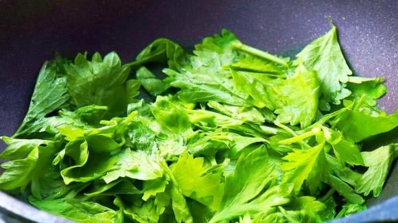 Nhắc đến cần tây, nhiều người thường chỉ sử dụng phần thân giòn để chế biến món ăn hoặc ép nước uống, mà vô tình bỏ qua phần lá. 