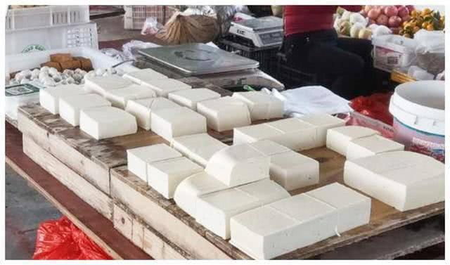 Người làm đậu phụ lâu năm chỉ cách phân biệt đậu phụ sạch và loại có chứa thạch cao, ai cũng cần biết - Ảnh 2.