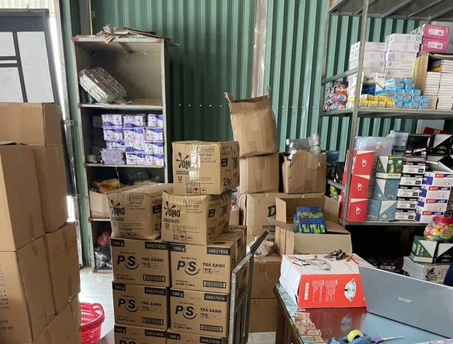 Phát hiện số lượng lớn kem đánh răng, bột giặt OMO nghi giả mạo