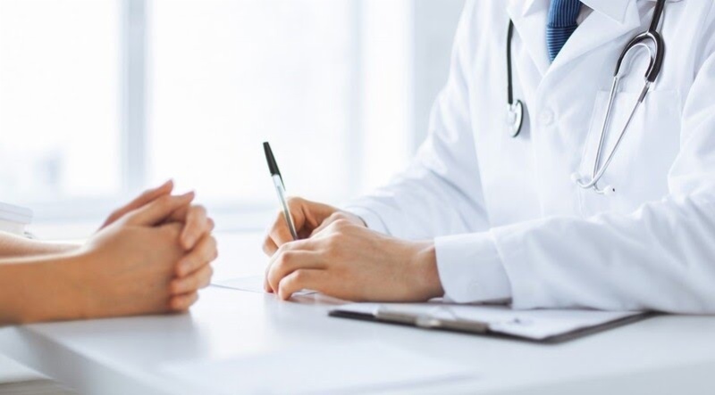 Nên tham khảo sự tư vấn từ bác sĩ trước khi dùng rau cần nước điều trị bệnh