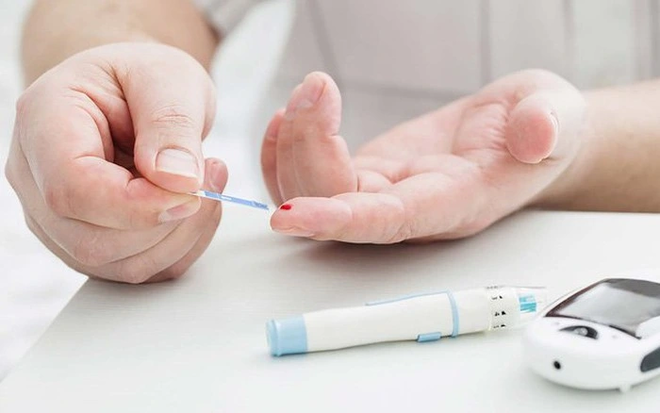 Bệnh nhân tiểu đường nên kiểm tra đường huyết trước và sau khi tiêu thụ bánh cuốn để kiểm soát liều lượng phù hợp