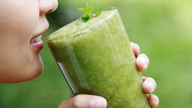 Đây là 6 nhóm người được khuyến cáo tuyệt đối không uống nước ép cần tây - Ảnh 2.