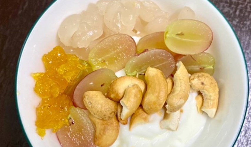 Sữa chua và các loại hạt như óc chó, đậu phộng, điều, hạnh nhân cung cấp năng lượng cho cơ thể và đảm bảo sự phát triển của não bộ.