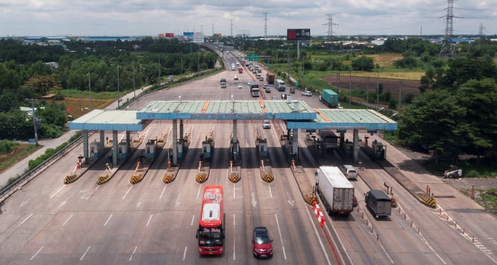 Cục Đường bộ lý giải việc nộp phí đường bộ nhưng người dân vẫn mất tiền khi đi cao tốc. (Ảnh minh họa: CafeBiz)