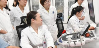 Tự kiểm tra ung thư tuyến giáp tại nhà nhờ 1 cốc nước: Nhờ đó tôi đã biết bệnh sớm, dễ điều trị