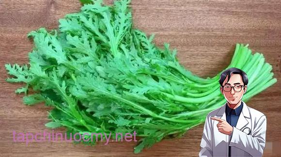 Rửa sạch cải cúc, để ráo nước, sau đó cắt thành từng đoạn đều nhau.