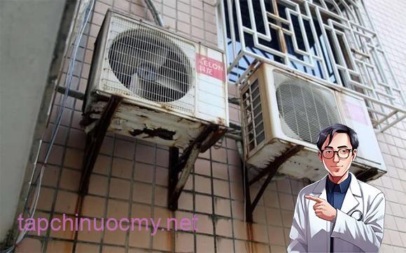 Nhiều người có thói quen lắp mái che hoặc tấm chắn bụi cho dàn nóng điều hòa với hy vọng bảo vệ thiết bị khỏi nắng mưa và bụi bẩn.