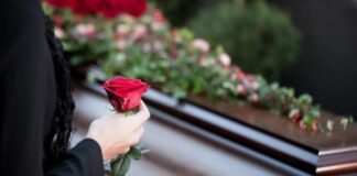 Đang bị u ng th ư đến đám tang có sao không nhỉ. Sao người đàn ông này chỉ đứng từ xa nhìn đám tiễn mẹ, khóc nức không dám lại gần