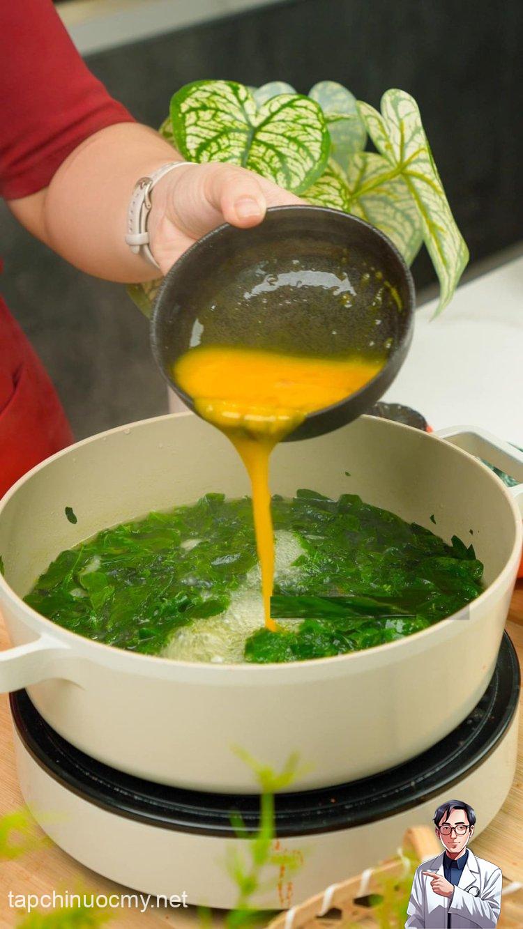 Nấu canh rau ngót cùng trứng