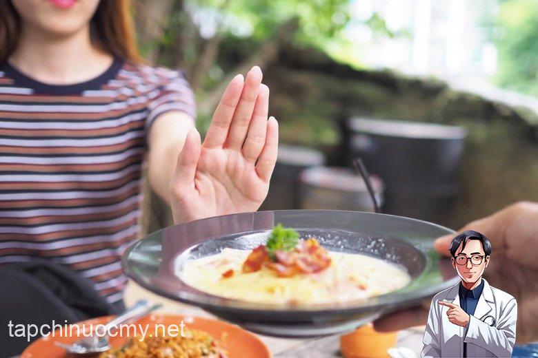 Những thói quen ăn uṓng như bỏ bữa, ăn khuya,... là những yḗu tṓ tăng nguy cơ ung thư dạ dày. (Ảnh minh họa)
