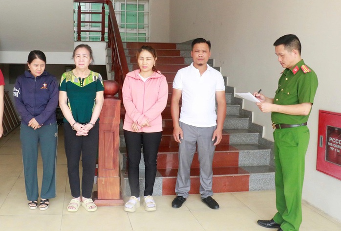 Triệt phá đường dây buôn bán dầu gội, kem đánh răng giả - Ảnh 1.