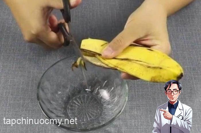 Cắt nhỏ vỏ chuṓi