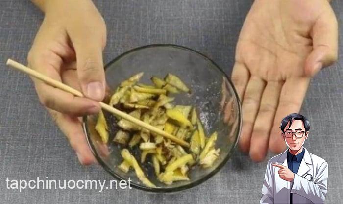 Trộn vỏ chuṓi và bột giặt ᵭḕu với nhau ᵭể góc nhà diệt gián