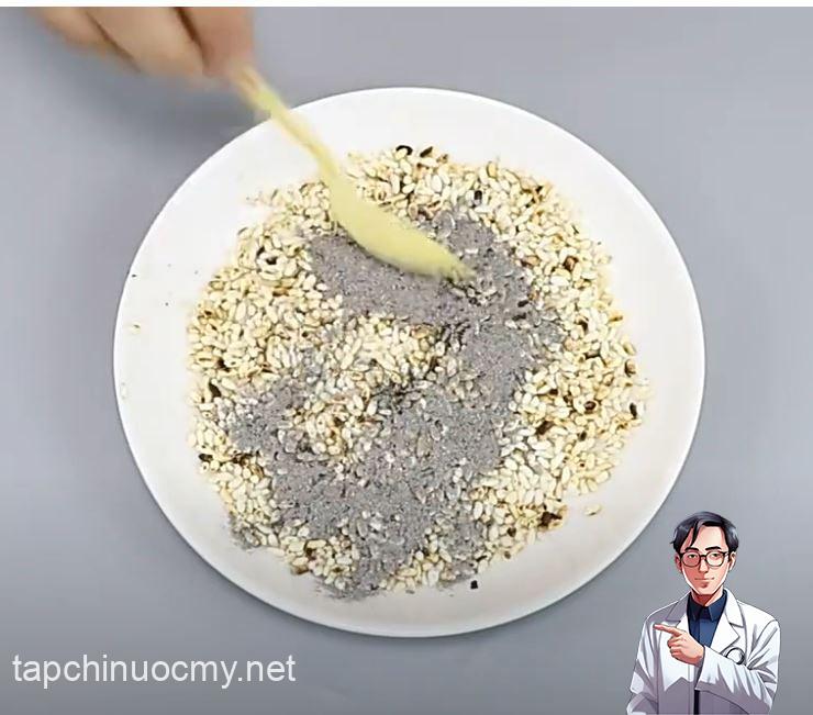 Trộn gạo rang với dầu mè và bột xi măng để tạo ra hỗn hợp đuổi chuột.