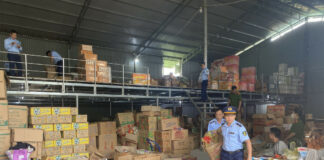 Đột kích kho hàng lậu 34.000 sản phẩm, phát hiện chân gà, xúc xích thối rữa