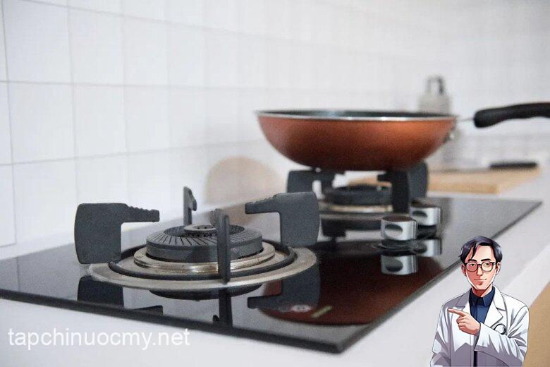 Tại sao khȏng nên nấu ăn ở ngăn bên trái của bḗp gas? Đȃy là 2 lý do - 2