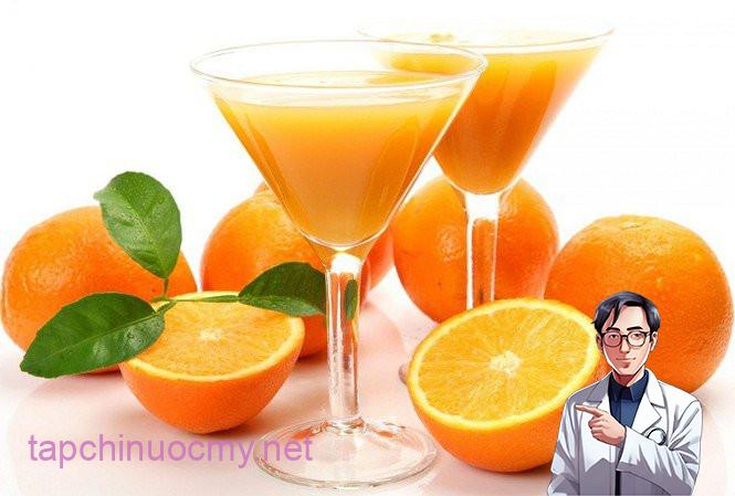 A xít trong nước cam bám lên bề mặt của men răng và dưới tác dụng chà xát của bàn chải có thể làm cho men răng của bạn bị tổn thương nếu bạn thường xuyên ăn và uống nước cam trước khi đánh răng. Ảnh minh họa: Internet.