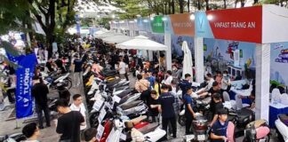 Tấp nập người dân đến đổi xe máy xăng lấy xe máy điện VinFast