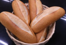 Mẹo đơn giản làm nóng bánh mì cũ: Chỉ cần 1 bước nhỏ, bánh nóng giòn như mới ra lò, không khô cứng