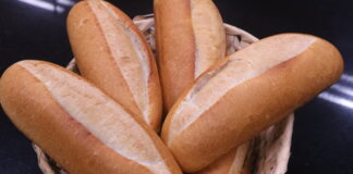 Mẹo đơn giản làm nóng bánh mì cũ: Chỉ cần 1 bước nhỏ, bánh nóng giòn như mới ra lò, không khô cứng