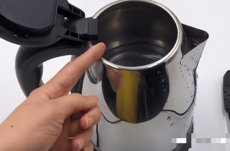 Một người đun nước, cả nhà mắc u.n.g thư? 3 thói quen đun nước “đầu độc” cả gia đình nhiều người không hay biết