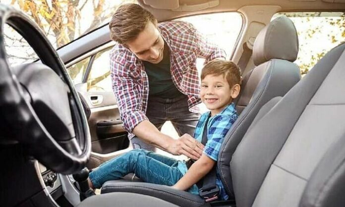 theo-quy-dinh-hien-hanh-tre-enm-duoc-ngoi-ghe-truoc-o-to-20322356