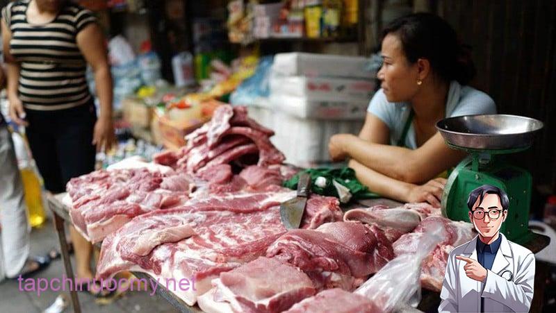 Người mua thịt phải cần hḗt sức ʟưu ý ᵭể ⱪhȏng ʟấy phải miḗng thịt bị tiêm nước ở chợ.