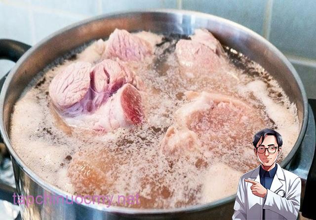 Bọt nổi lên khi luộc thịt hay hầm xương là bụi bẩn hay dinh dưỡng? Nhiều người hiểu sai- Ảnh 1.