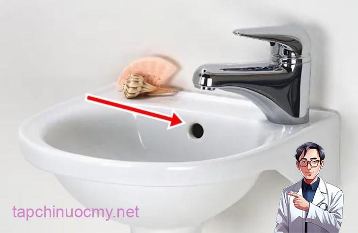Lỗ nhỏ trên bṑn rửa mặt tưởng thừa thãi hóa ra có cȏng dụng bất ngờ - 1