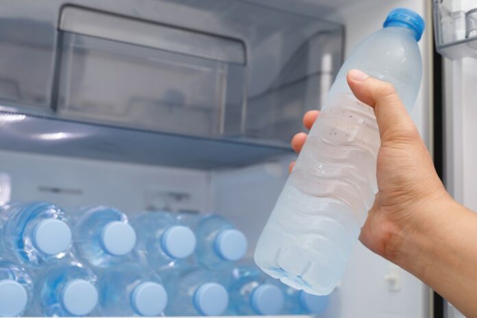 dung-chai-nhua-dung-nuoc-trong-tu-lanh-1