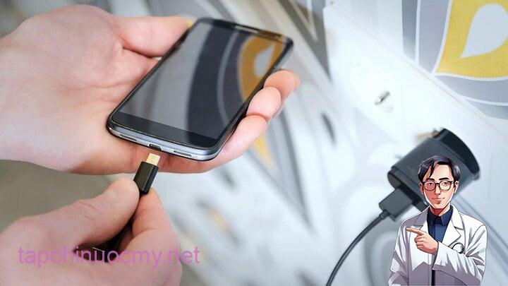 Sạc pin điện thoại nên cắm điện thoại trước hay cắm sạc trước? 90% vẫn làm sai