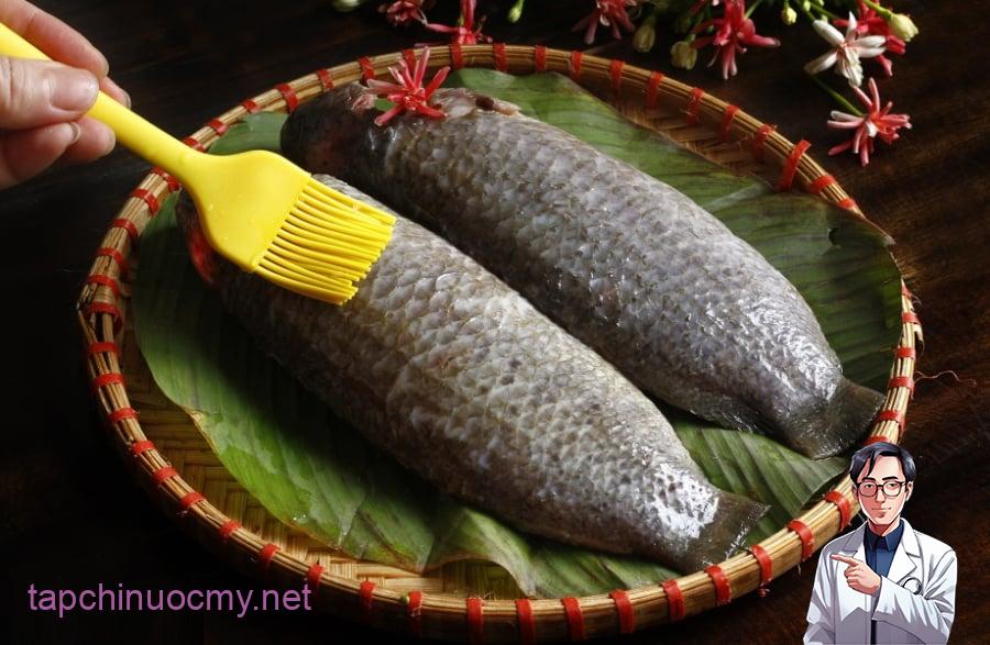 Chuẩn bị cá tươi ngon, thấm hết nước để không bắn dầu