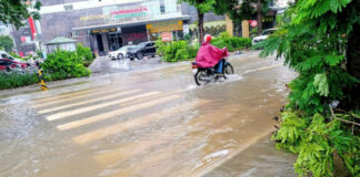 Hà Nội: Thất thủ ggập sâu tại nhiều tuyến đường do ảnh hưởng của cơn bão số 11