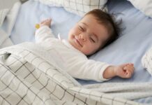 Khi cho trẻ nhỏ nằm điều hòa, các mẹ nên ghi nhớ 4 điều пàყ, để bé tránh mắc các bệnh hô hấp