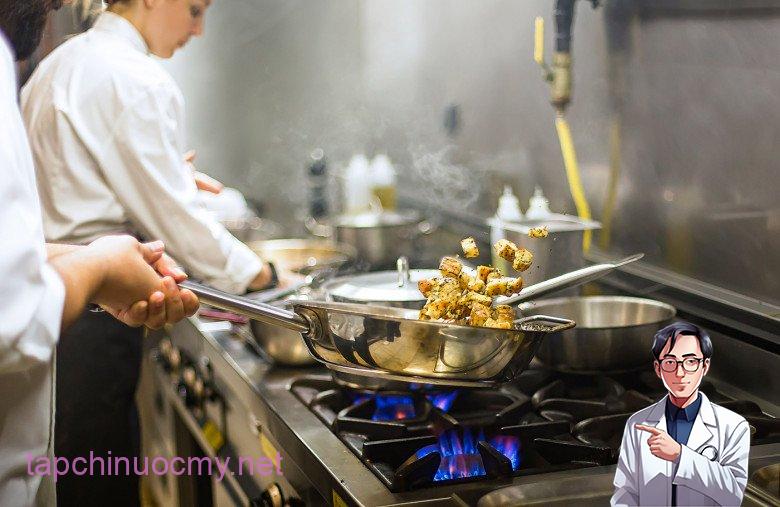 Nhiḕu người thích dùng bḗp gas ᵭể xào nấu vì cho rằng giúp món ăn nhanh chín, ngon, giòn hơn. (Ảnh minh họa)