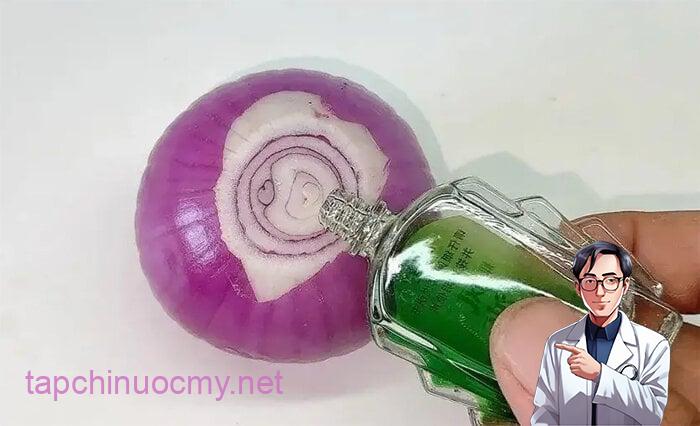 Dầu gió bao gồm nhiều tinh dầu tự nhiên như bạch đàn, khuynh diệp, bạc hà, các chất này được biết đến với khả năng đuổi muỗi hiệu quả. 