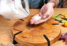 Thớt gỗ lâu ngày mốc meo, rửa bằng xà phòng chỉ có vứt: Đổ thứ này vào 5 phút thớt sạch bong như mới