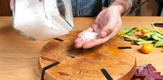 Thớt gỗ lâu ngày mốc meo, rửa bằng xà phòng chỉ có vứt: Đổ thứ này vào 5 phút thớt sạch bong như mới