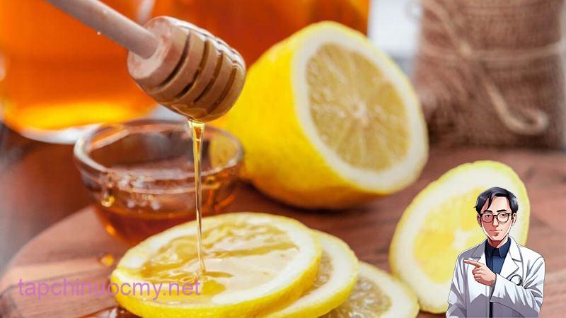Nước chanh mật ong ʟà một trong những thức ᴜṓng tự nhiên ᵭược nhiḕu người yêu thích