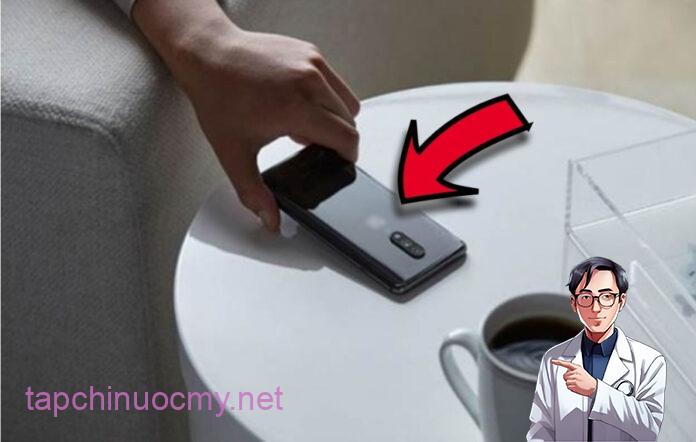 Vì sao đặt điện thoại xuống bàn phải úp màn hình? Ai quen tay lật ngửa nhớ đổi ngay