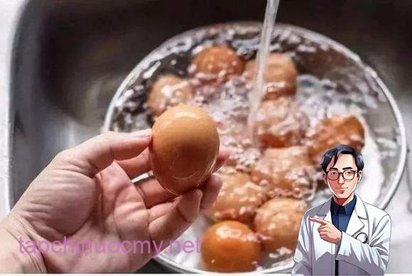 Bác sĩ cảnh báo nên ngừng ăn ‘trứng đã rửa sạch’, nó có thể gây hại cho gan hơn là uống rượu, đừng coi thường