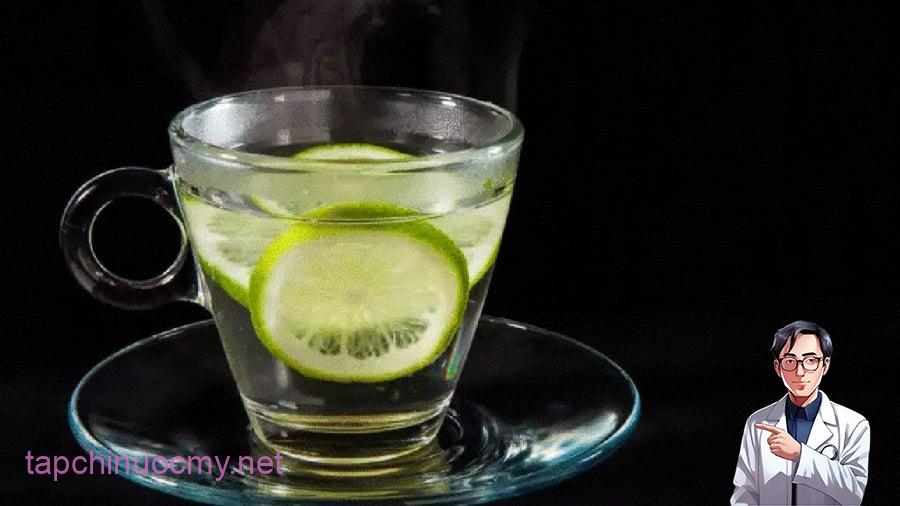 Nước chanh muṓi ấm mang ʟại nhiḕu ʟợi ích cho sức ⱪhỏe.